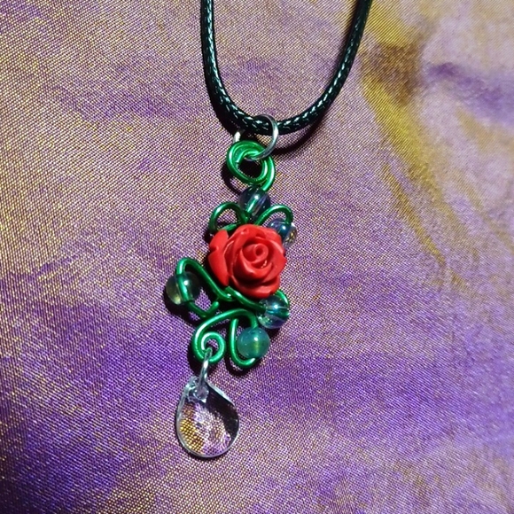 Vine and rose pendant handmade glass beads dew rhinestone diamond green red gems - Picture 3 of 6